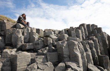 Geleneksel İzlanda kazaklı yetişkin kadın İzlanda manzarasının tadını çıkarıyor