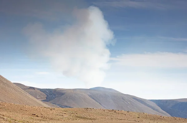 2021年夏のファグラダールフィヨルバル火山噴煙 — ストック写真