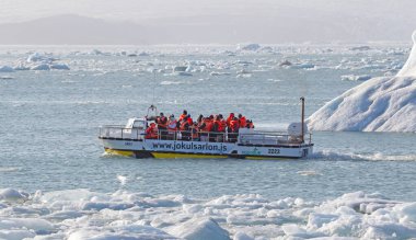 JokULSARLON, ICELAND - 30 Temmuz 2021: Jokulsarlon Glacial Lagoon Boat Tour İzlanda. Birçok insan her yıl İzlanda 'daki ünlü buzul gölünü ziyaret eder..