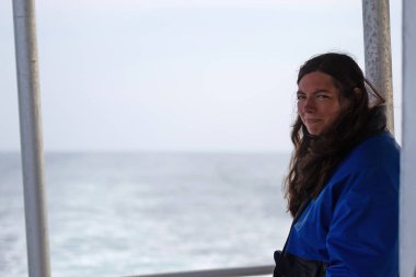 Kuzey İzlanda 'da balina avlamaya çalışan bir kadının yakın çekimi.