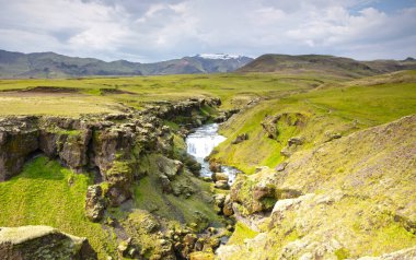 Skoga nehri Skogafoss şelalesinden önce, İzlanda