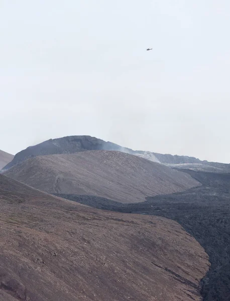 2021年の夏に噴煙を吐き出すファグラダール火山 空のヘリコプター — ストック写真