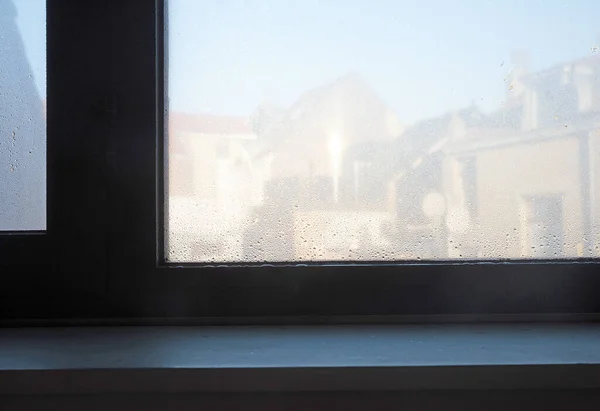 Wassertropfen Auf Dem Glas Nahaufnahme Der Fensterfläche Hintergrund Der Stadt — Stockfoto