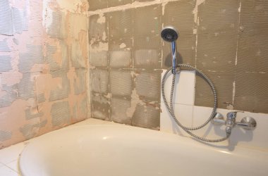 Banyonun hazırlanması ya da onarılması, eski fayansların kaldırılması.