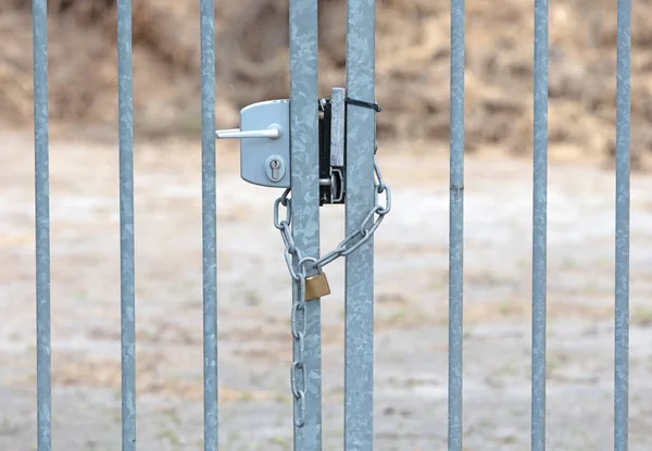 Großer Metallzaun Mit Vorhängeschloss Und Kette Verriegelt Selektiver Fokus — Stockfoto