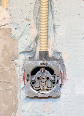 Duvar prizinin değiştirilmesi, soket kutularına prizler yerleştirilmesi, elektrikçi bir eve yakın çekim elektrik bağlantısı kuruyor