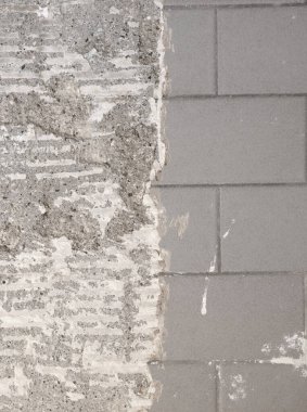 Gri döşeme kiremitleri kırılıyor, altında sert tutkal var.