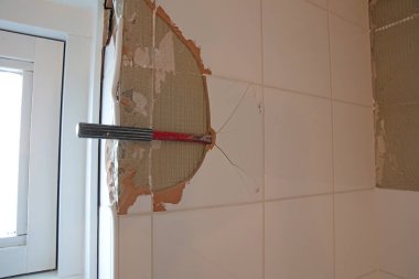 Seramik fayanslar kırılıyor, tadilat yapılıyor, bakım yapılıyor.