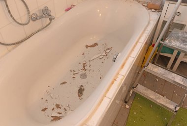 Seramik fayanslar kırılıyor, tadilat yapılıyor, bakım yapılıyor.