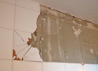 Seramik fayanslar kırılıyor, tadilat yapılıyor, bakım yapılıyor.