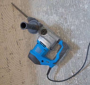 Seramik fayanslar kırılıyor, tadilat yapılıyor, bakım yapılıyor.