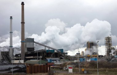 Hollanda 'da bacası olan çelik fabrikası.