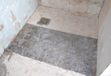 Banyonun hazırlanması ya da onarılması, eski fayansların kaldırılması.