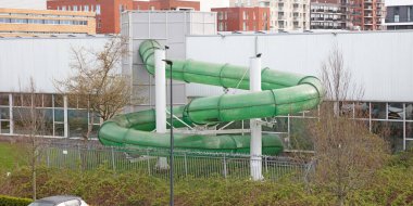 Yüzme havuzunda su kaydırağı, dönüyor ve dönüyor.