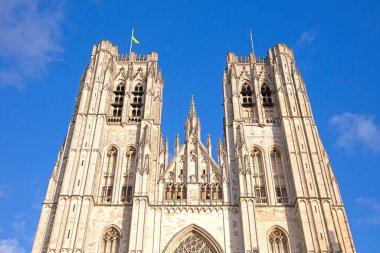 Brüksel, Belçika 25 Şubat 2022 - Brüksel, Belçika 'daki St. Michael ve St. Gudula Katedrali' nde dalgalanan Ukrayna bayrağı.