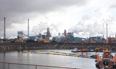 Hollanda 'da bacalı çelik fabrikası, önünde gemi.