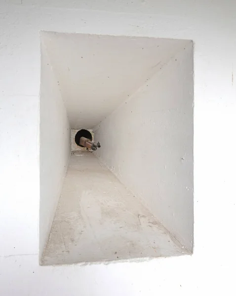 Pequeno Buraco Com Uma Arma Saindo Dele Entrada Antigo Bunker — Fotografia de Stock