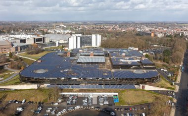 Brüksel, Belçika - 25 Şubat 2022 - Çatısı birçok güneş paneliyle ticaret pazarı