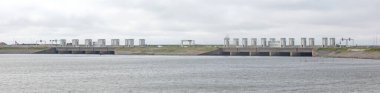 Hollanda 'daki Afsluitdijk' te Kornwerderzand, denizi gölden ayırıyor.
