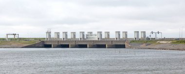 Hollanda 'daki Afsluitdijk' te Kornwerderzand, denizi gölden ayırıyor.