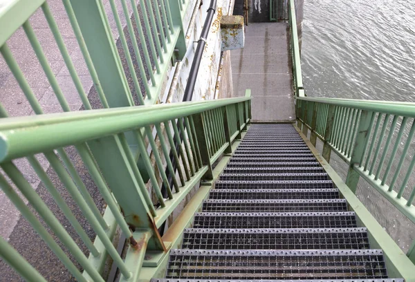橋の下にある古い金属製の階段 — ストック写真