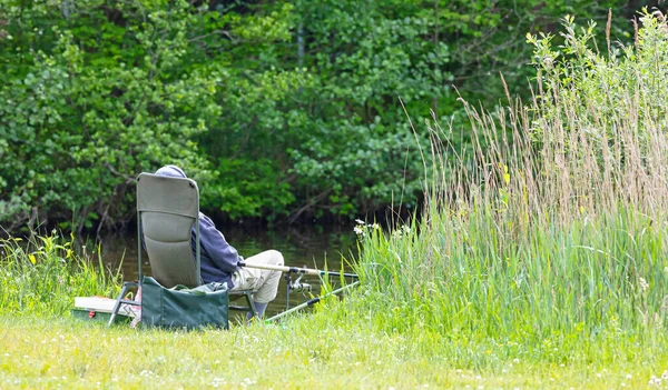 Vieil Homme Pêche Assis Sur Une Chaise Détendre — Photo