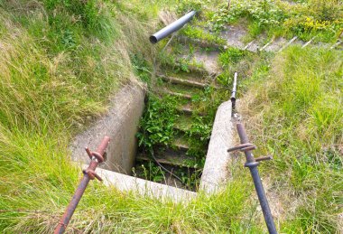 Almanlar ve Hollandalılar tarafından kullanılan 2. Dünya Savaşı 'ndan kalma eski bir sığınağa giriş.