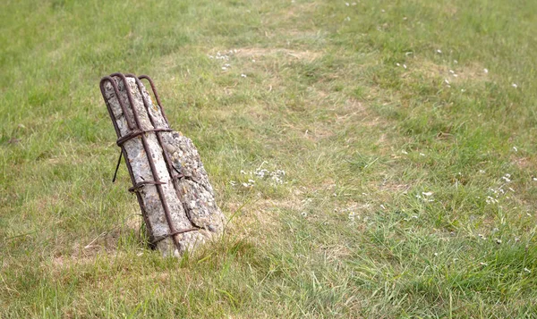 Oude Betonnen Paal Het Gras Bijna Verdwenen — Stockfoto