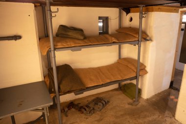 Almanların ve Hollandalıların kullandığı 2. Dünya Savaşı 'ndan kalma eski bir sığınağın içinde.