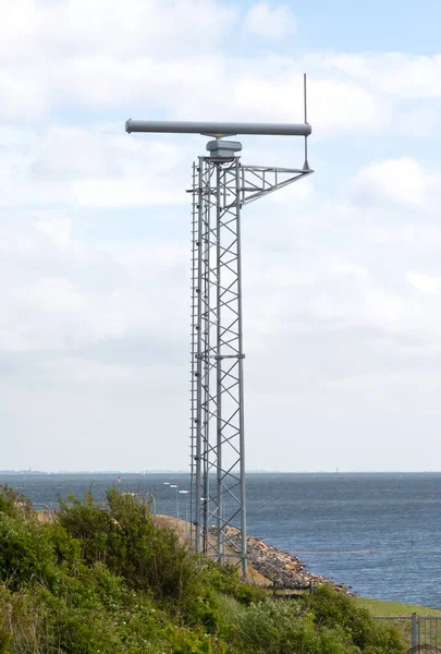 Морской Радар Небольшая Башня Зеленой Зоне — стоковое фото