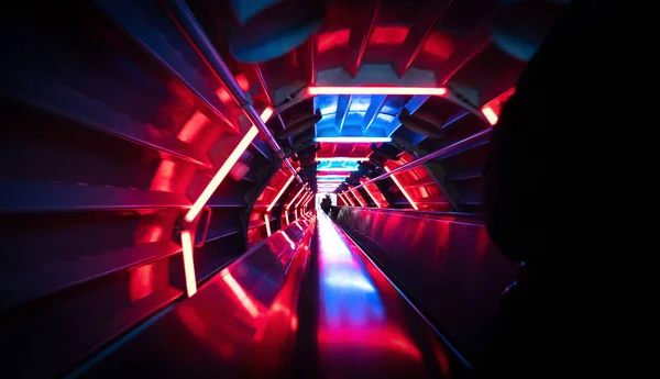 Idąc Dół Schodów Oświetlony Wewnątrz Atomium Brukseli — Zdjęcie stockowe