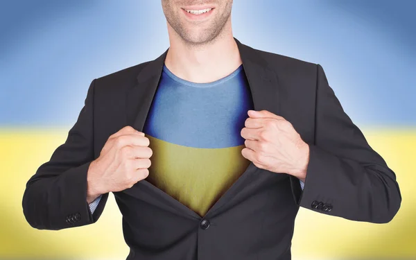 Man Toont Zijn Shirt Kleuren Van Oekraïne Oekraïne Achtergrond — Stockfoto