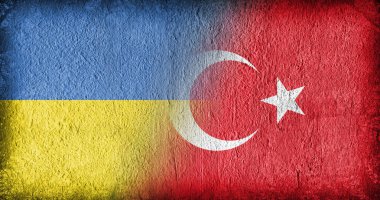Beton üzerine bölünmüş Ukrayna ve Türk bayrağı