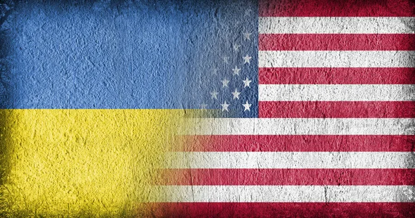 混凝土上的乌克兰国旗和美国国旗 中间分开 — 图库照片