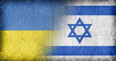 Beton üzerinde Ukrayna ve İsrail bayrağı, ortada bölünmüş