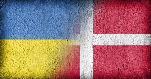 混凝土上的乌克兰和丹麦国旗 中间分开 — 图库照片