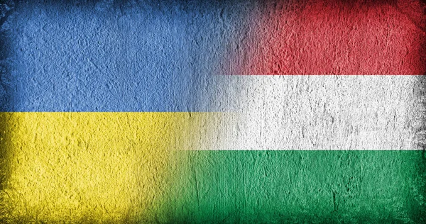 Ukrainische Und Ungarische Flagge Auf Beton Der Mitte Geteilt — Stockfoto