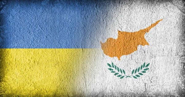 Ουκρανική Και Σημαία Της Κύπρου Στο Τσιμέντο Χωρισμένη Στη Μέση — Φωτογραφία Αρχείου