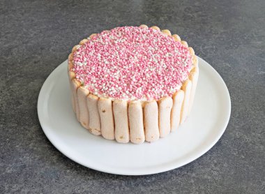 Pastanın üzerinde pembe fareler olan tipik Hollandalı fare rusk, bebek partisi için.