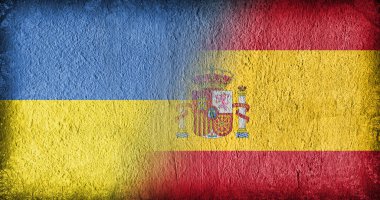 Beton üzerinde Ukrayna ve İspanyol bayrağı, ortada bölünmüş