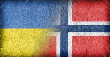 Beton üzerinde Ukrayna ve Norveç bayrağı, ortada bölünmüş