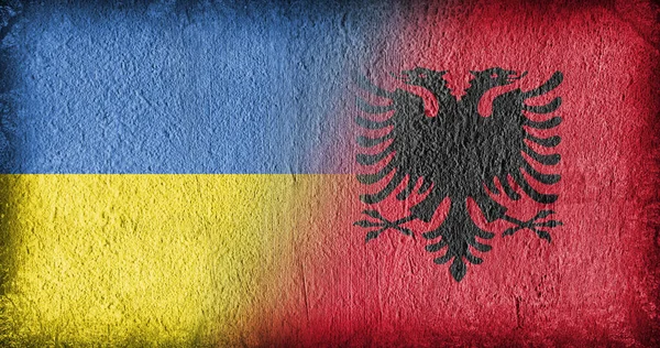 Ουκρανική Και Αλβανική Σημαία Τσιμέντο Χωρισμένη Στη Μέση — Φωτογραφία Αρχείου