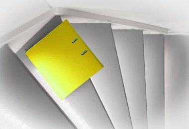 Merdivenlerdeki sarı dosya, birinin geçmesini bekliyor, seçici odaklanma