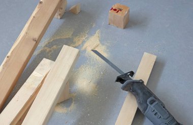 Karşılıklı testereyle çalışmak - elektrikli tahta kesme teması