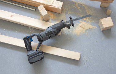 Karşılıklı testereyle çalışmak - elektrikli tahta kesme teması