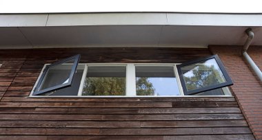 Bir evin kırık zemininde açık bir pencere, temiz hava almak için.