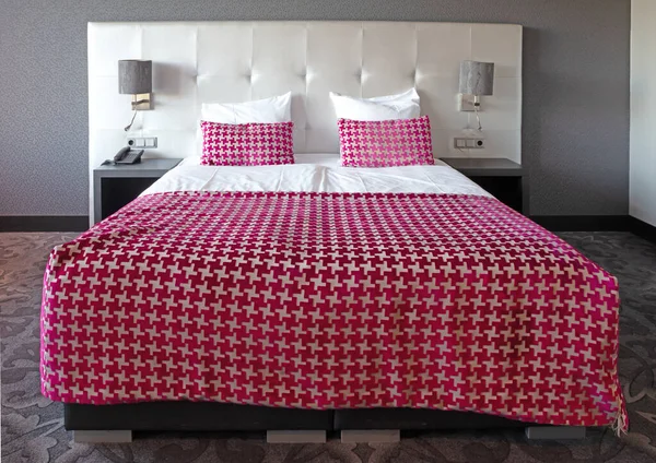 Luxury King Bed Upscale Hotel Room Selective Focus —  Fotos de Stock