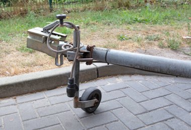 Trailer hitch on a trailer for pulling a trailer on a car