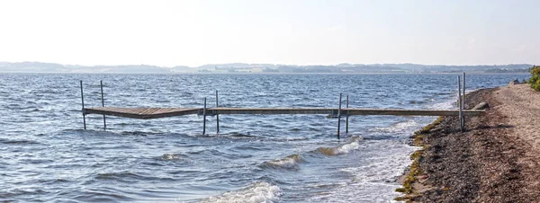 海景宁静的背景 有文字的空间 中间是破碎的防波堤 — 图库照片