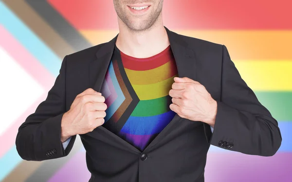 Biznesmen Pokazując Koszulę Postępów Lgbtq Rainbow Flag — Zdjęcie stockowe